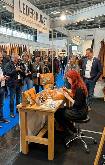 meine Ledertasche bemalen lassen